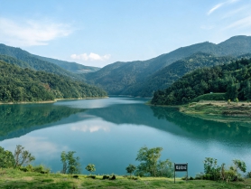 山间湖泊